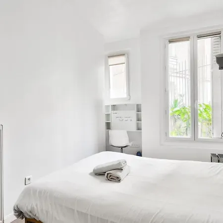 Superb 1br Flat 2min Walk From The Metro Station Апартаменты