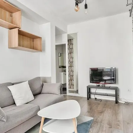 Апартаменты Superb 1br Flat 2min Walk From The Metro Station